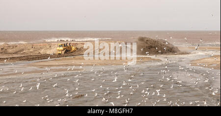 Pumpen Sand auf den Strand zu ersetzen, was aufgrund des steigenden Meeresspiegels verloren gegangen ist. Stockfoto