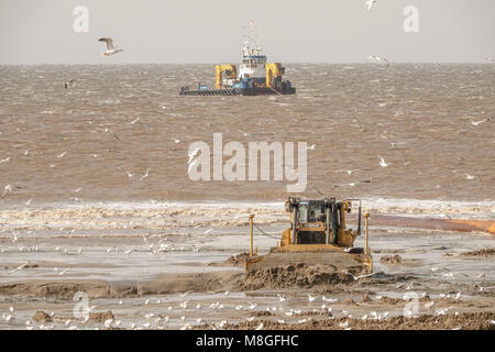 Pumpen Sand auf den Strand zu ersetzen, was aufgrund des steigenden Meeresspiegels verloren gegangen ist. Stockfoto