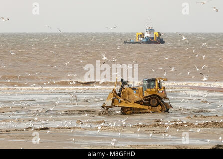 Pumpen Sand auf den Strand zu ersetzen, was aufgrund des steigenden Meeresspiegels verloren gegangen ist. Stockfoto