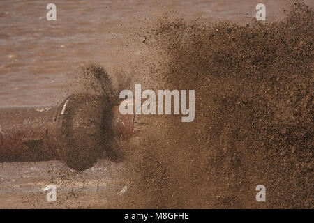 Pumpen Sand auf den Strand zu ersetzen, was aufgrund des steigenden Meeresspiegels verloren gegangen ist. Stockfoto