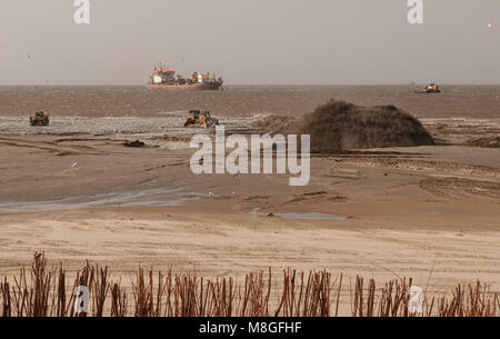 Pumpen Sand auf den Strand zu ersetzen, was aufgrund des steigenden Meeresspiegels verloren gegangen ist. Stockfoto