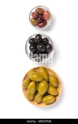 Die grüne und schwarze Oliven auf weißem Hintergrund. Stockfoto