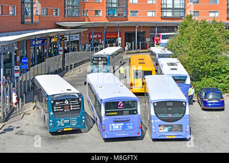 Blick von oben nach unten betrachten Busse Chelmsford Zentrum öffentliche Verkehrsmittel Bus station kleine Auswahl Geschäfte hinter Beifahrersitz Wartebereich Stockfoto