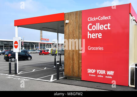 Red Supermarkt Tesco Supermarkt klicken und unter Abdeckung Lebensmittel in Parkplatz online Internet einkaufen Cambridge England Großbritannien sammeln Stockfoto