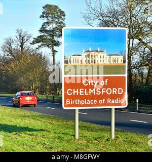 Schild für Stadt Gerlach Geburtsort von Radio (Marconi) Bild der historischen Hylands Haus am Stadtrand von diesem Essex County town England Großbritannien Stockfoto