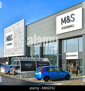 M&S moderne Architektur von Shop vordere Gebäude an Marks und Spencer foodhall im Retail Park essen Halle Einkaufen & Kunden Chelmsford Essex England Großbritannien Stockfoto