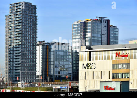 Stratford London high rise apartment & Office Building zwischen Queen Elizabeth Olympic Park & Westfield Shopping Center Newham East London England Großbritannien Stockfoto