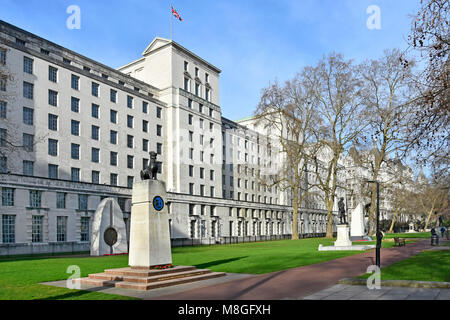 Winter Blick auf Ämter des Ministeriums für Verteidigung MOD Hauptgebäude Victoria Embankment Gardens, darunter mehrere Kriegerdenkmäler London UK Stockfoto