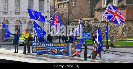 Stop Brexit Protest in Richtung Parlament winkt Union Flag & Europäische Union Flaggen & Plakate Palast von Westminster London England Großbritannien Stockfoto