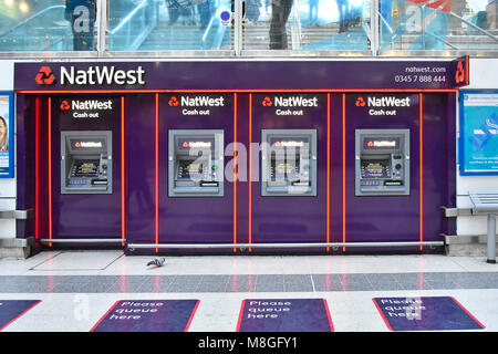 Taube Patrouillen einer sehr ruhigen verlassenen Zeile der Öffnung in der Wand NatWest Bank ATM Geldautomaten Geldautomaten in der Liverpool Street Bahnhof London England Großbritannien Stockfoto