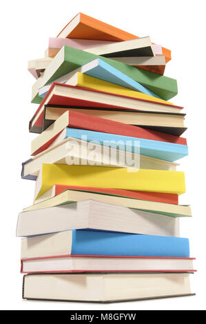 Sehr hohe unordentlicher Stapel oder Stoß von bunten Bücher auf einem weißen Hintergrund. Platz für Kopieren. Stockfoto