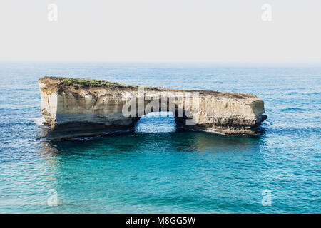 London Bridge im Ozean von der Great Ocean Road in Victoria, Australien Stockfoto