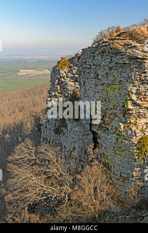 Dramatische Klippe am Morgen Schatten am Berg Magazin State Park in Arkansas Stockfoto