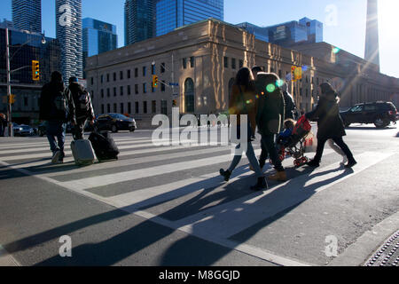 Toronto, Ontario/ Kanada - 03-04-2018: Fußgänger, die die Straße im Stadtzentrum überqueren Stockfoto