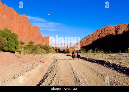 Bolivianischen Menschen zu Fuß entlang der Schotterstraße, Bolivien. Bolivianischen Landschaft Stockfoto