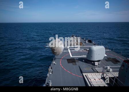 180313-N-KP 948-106 MITTELMEER (13. März 2018) Der Arleigh-burke-Klasse geführte Anti-raketen-Zerstörer USS Donald Cook (DDG75) seine Spuren 45 5-Zoll Pistole während einer Live-fire Übung Brände. Donald Cook ist Vorwärts - Rota, Spanien, auf der siebten Patrouille in den USA 6 Flotte Bereich der Operationen zur Unterstützung der regionalen Verbündeten und Partnern bereitgestellt, und die nationale Sicherheit der USA Interessen in Europa und Afrika. (U.S. Marine Foto von Mass Communication Specialist 2. Klasse Alyssa Wochen/Freigegeben) Stockfoto