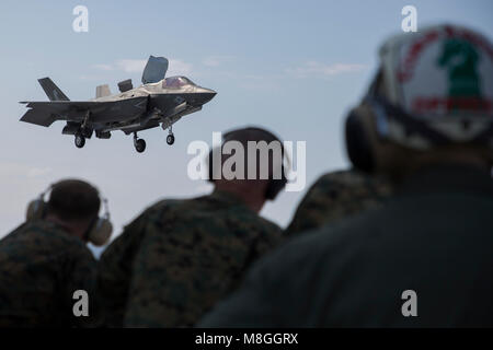 Die III Marine Expeditionary Force kommandierenden General Generalleutnant Lawrence D. Nicholson (Mitte) stellt eine F-35B Blitz II während der Flugbetrieb auf der USS Wasp (LL 1), 12. März 2018. Die 31 Marine Expeditionary Unit ist die Vorbereitung für seine regelmäßigen Feder Patrol 2018 zur Unterstützung der Stabilität und Sicherheit in der indopazifischen Region. Wie das Marine Corps' nur kontinuierlich vorwärts - bereitgestellt MEU, den 31 MEU bietet eine flexible Kraft bereit, eine breite Palette von militärischen Operationen auszuführen. (U.S. Marine Corps Foto von Cpl. Bernadette Wildes) Stockfoto