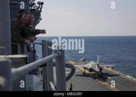 Die III Marine Expeditionary Force kommandierenden General Generalleutnant Lawrence D. Nicholson (links) und die 31 Marine Expeditionary Unit Kommandierender Offizier Colonel Tye R. Wallace (rechts) beachten Sie die F-35B Blitz IIs während der Flugbetrieb auf der USS Wasp (LL 1), 12. März 2018. Die 31 Marine Expeditionary Unit ist die Vorbereitung für seine regelmäßigen Feder Patrol 2018 zur Unterstützung der Stabilität und Sicherheit in der indopazifischen Region. Wie das Marine Corps' nur kontinuierlich vorwärts - bereitgestellt MEU, den 31 MEU bietet eine flexible Kraft bereit, eine breite Palette von militärischen Operationen auszuführen. (U.S. Marine C Stockfoto