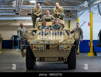 U.S. Army Reserve Mechanik über von der 200 Militärpolizei Kommando posieren für ein Gruppenfoto auf der M117 Armored Security Fahrzeug (ASV) während einer Wartung durch die 99Th Bereitschaft Division in Schenectady, New York, 14. März 2018 veranstaltet. Dies ist der erste Kurs in der US-Armee finden speziell für den ASV, die hydraulischen Komponenten- und Wartungsverfahren, die sind im Gegensatz zu den meisten anderen Armee Fahrzeuge. Der ASV ist darauf ausgerichtet, den Einfluss einer straßenbomben während des Betriebs in städtischen Umgebungen zu widerstehen. Die Systeme ermöglichen die ASV einen M2. 50 - calib zu halten Stockfoto