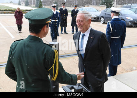 Verteidigungsminister James Mattis grüßt ein Mitglied der japanischen Außenpolitik Team vor einem bewaffneten Kräfte die volle Ehre Cordon ehren Tarō Kōno, Minister für Auswärtige Angelegenheiten Japan im Pentagon Fluss Eingang in Arlington, Virginia, 16. März 2018. (U.S. Armee Foto von SPC. Tammy Schäferstündchen) Stockfoto