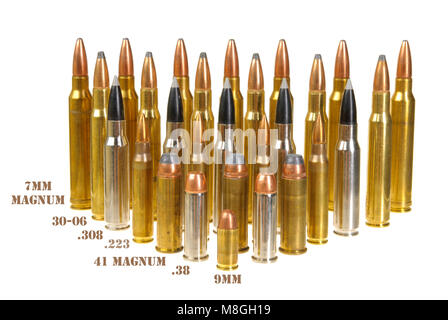 Munition verschiedener Arten und Größen von 320 Auto zu 300 Win mag, in der Form eines Dreiecks angeordnet, isoliert auf weißem Stockfoto