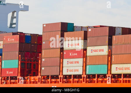 Alameda, CA - 9. März 2015: Oakland Oakland Container Werft, San Francisco Bay, anta Barbara" in den Hafen der Hamburg Sud Schiff, maeuvering I Stockfoto