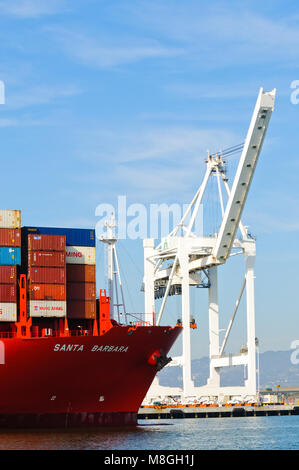 Alameda, CA - 9. März 2015: Oakland Oakland Container Werft, San Francisco Bay, anta Barbara" in den Hafen der Hamburg Sud Schiff, maeuvering I Stockfoto