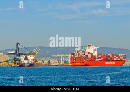 Alameda, CA - 9. März 2015: Oakland Oakland Container Werft, San Francisco Bay, anta Barbara" in den Hafen der Hamburg Sud Schiff, maeuvering I Stockfoto