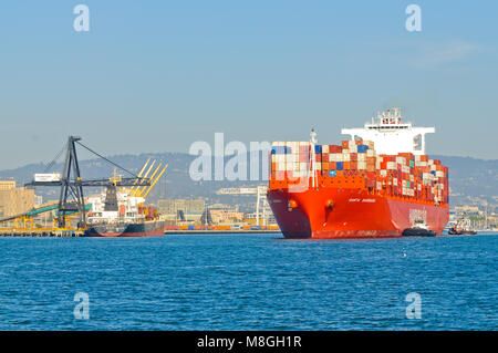 Alameda, CA - 9. März 2015: Oakland Oakland Container Werft, San Francisco Bay, anta Barbara" in den Hafen der Hamburg Sud Schiff, maeuvering I Stockfoto