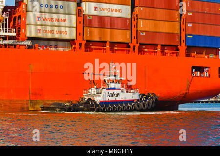 Alameda, CA - 9. März 2015: Oakland Oakland Container Werft, San Francisco Bay, die AmNAv Schlepper "Freiheit" ist das Rangieren des Hamburg Sud Schiff anta Stockfoto