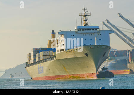 Alameda, CA - 9. März 2015: Oakland Container Werft, die Bucht von San Francisco das Matson Containerschiff "ANOA'Eingabe von Hafen und das Manövrieren in Dock Stockfoto