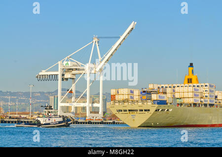 Alameda, CA - 9. März 2015: Oakland Container Werft, die Bucht von San Francisco das Matson Containerschiff "ANOA'Eingabe von Hafen und das Manövrieren in Dock Stockfoto