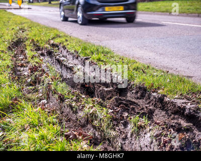 Detailansicht des Autos den Spuren Spuren im Schlamm neben britischen Straße. Stockfoto