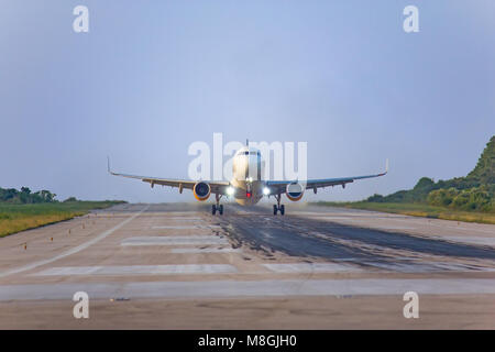 Flugzeug in den kleinen Flughafen auf der Insel Skiathos, Griechenland Stockfoto