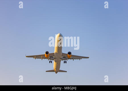 Flugzeug in den kleinen Flughafen auf der Insel Skiathos, Griechenland Stockfoto