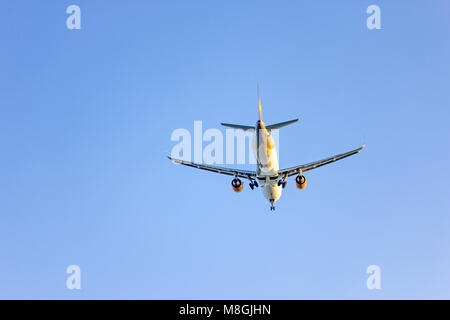 Flugzeug in den kleinen Flughafen auf der Insel Skiathos, Griechenland Stockfoto