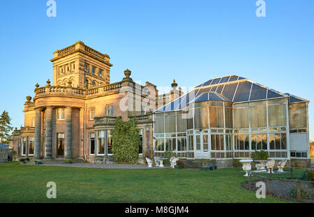 Letham Grange Manor und der dazugehörigen Orangerie, jetzt fallen in disrepair durch eine rechtliche Frage, die mit dem Eigentum. Dieses Landgut ist im Colliston gelegen, Stockfoto