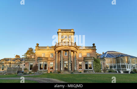 Am Abend Winter Licht reflektieren auf die Wände der Letham Grange Manor, einem verlassenen georgischen Gebäude auf dem Gelände des Letham Grange Golf Club. Stockfoto