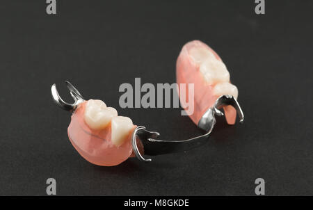 Elemente einer Spange Prothese close-up auf einem schwarzen Hintergrund isoliert Stockfoto
