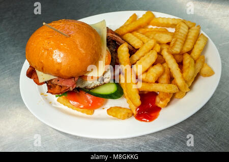 Aussie Burger mit Pommes frites. Stockfoto