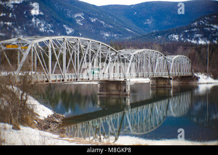 Ein Lkw Überqueren der eine Fahrspur stahl Brücke über den Clark Fork River, am Noxon, in Sanders County, Montana Stockfoto