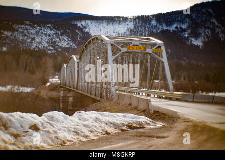 Die eine Fahrspur stahl Brücke über den Clark Fork River, am Noxon, in Sanders County im US-Bundesstaat Montana. Stockfoto