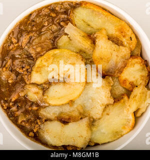 Traditionelle Lamm Lancashire Hotpot Kasserolle mit hellgrauem Hintergrund Stockfoto