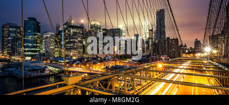 Blick auf die Brooklyn Bridge bei Sonnenuntergang, NYC. Stockfoto