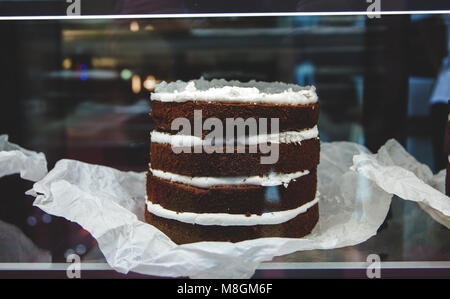 Preform für Kuchen, gebackene Schokoladenkuchen mit Sahne. Stockfoto