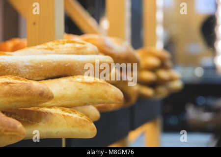 Frisch gebackenes Brot und Backwaren auf den Tresen. Stockfoto