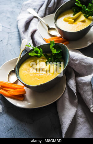 Hausgemachtes Bier Käse Suppe in grau Porzellanschale auf rustikalen konkreten Hintergrund Stockfoto