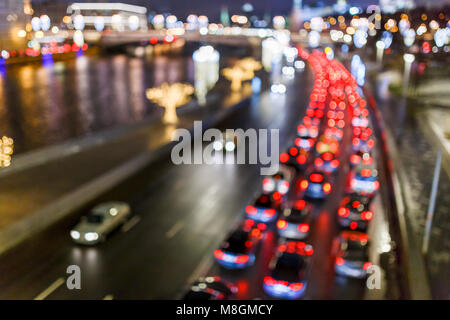 Verschwommenes Bild von Autos auf der Straße Stockfoto