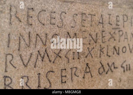 Script, alte Schrift in lateinischer und alten spanischen geschnitzt auf dem Stein innerhalb einer gotischen Kathedrale in Spanien Stockfoto