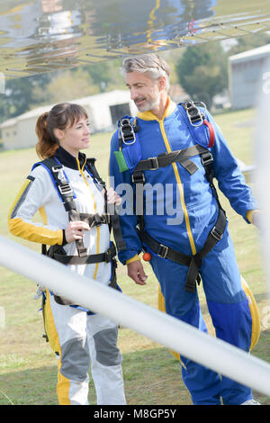 Trainne und Lehrer Fallschirmspringer in der Ebene Stockfoto